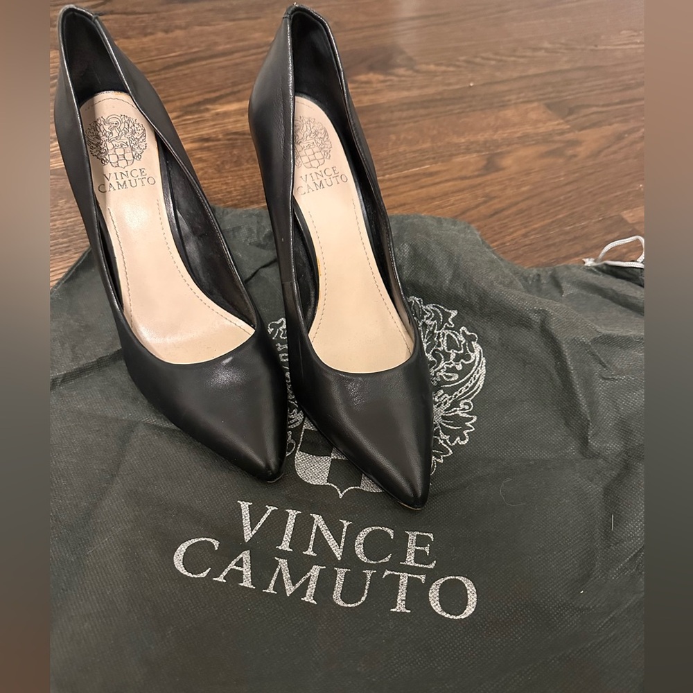 Excellent condition Vince Camuto genuine black leather pump - Size 8